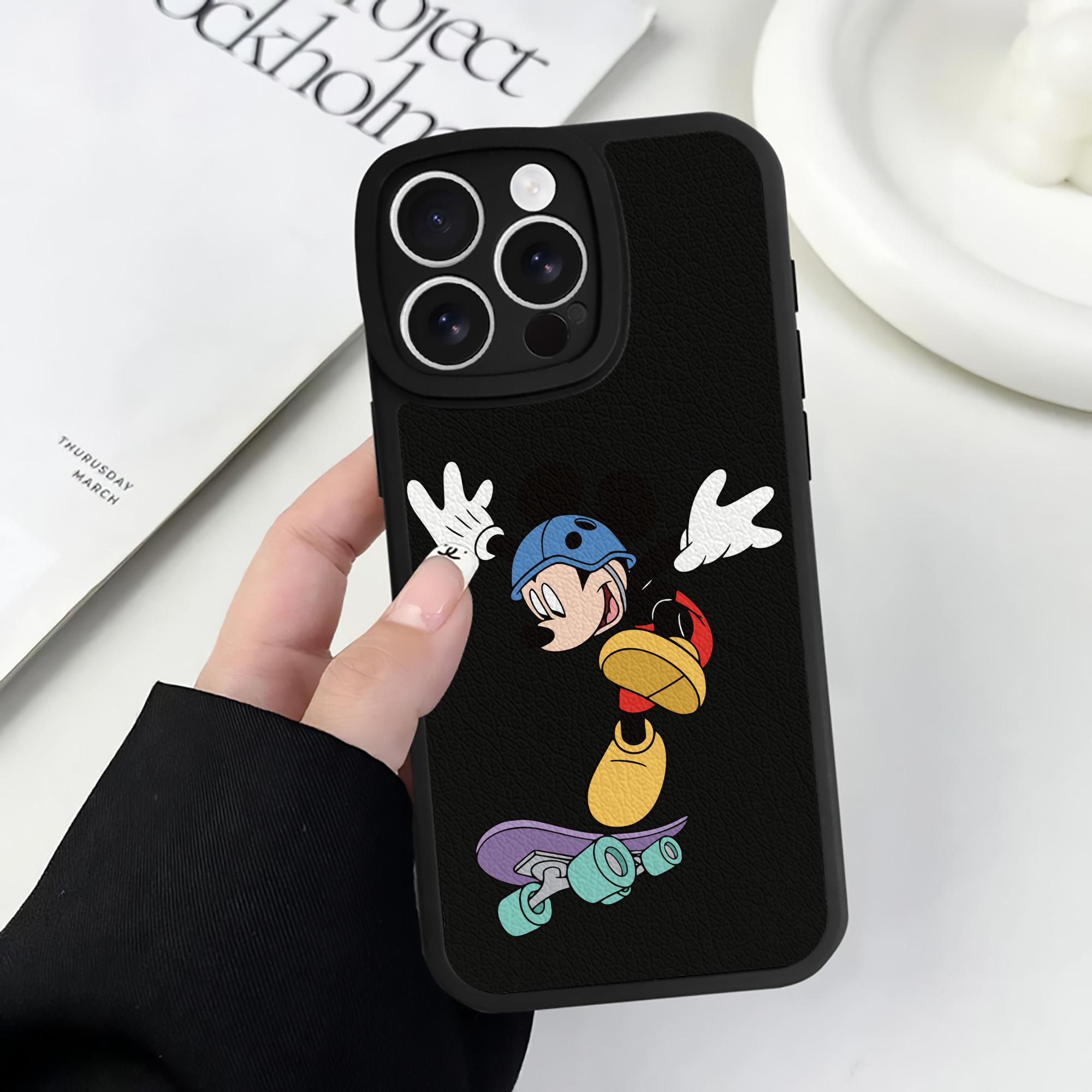 （画像用） ミッキーマウス Mickey Mouse 【iPhone 16シリーズ対応】シリコンスマホケース（レザー調） 材質：シリコン